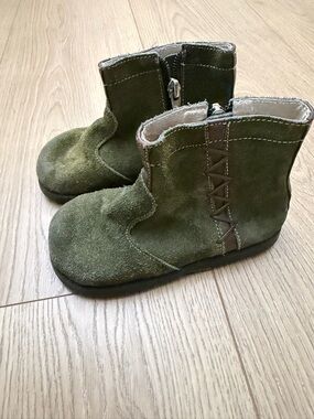 See Kai run size 8c Kids Olive Green Suede Zip Ankle Boots